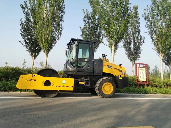 在施工過(guò)程中陜西壓路機(jī)如何適應(yīng)不同土壤的濕度變化？